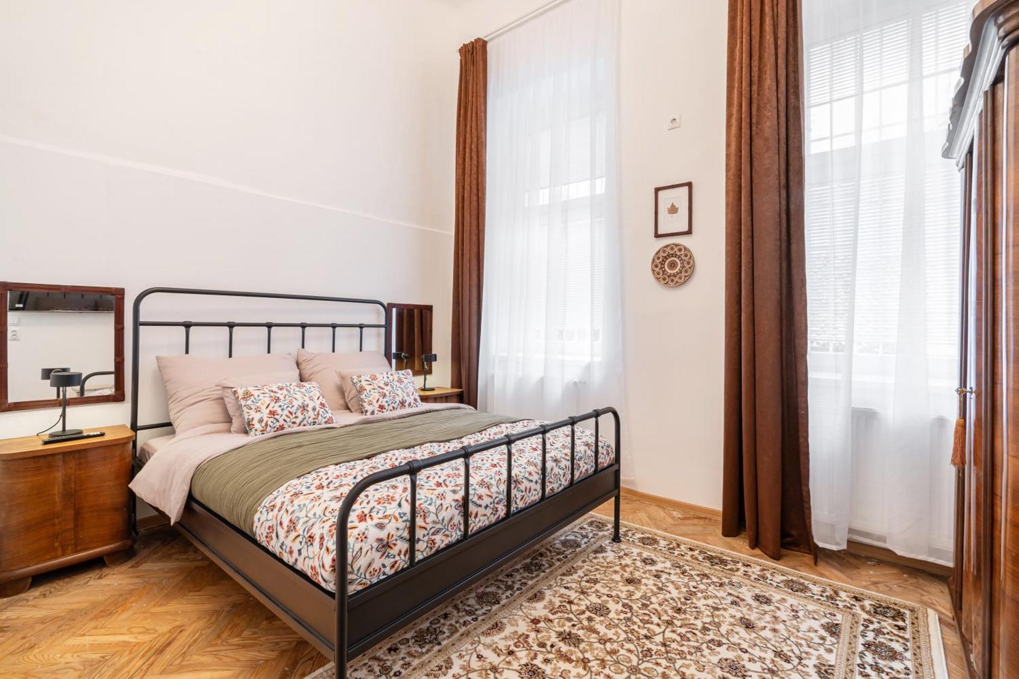 Gemini Apartment *